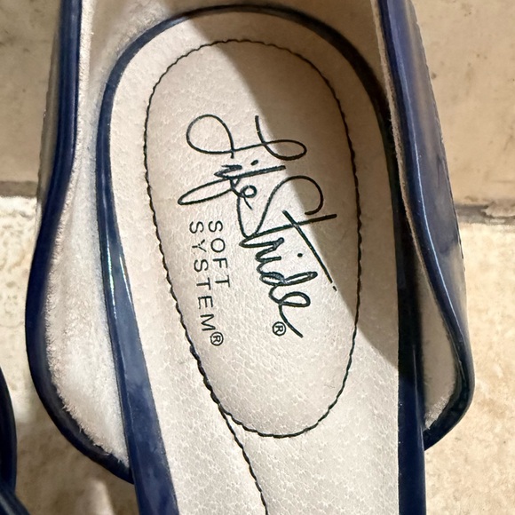 Life Stride Elegant Navy Blue Heels - Picture 4 of 6